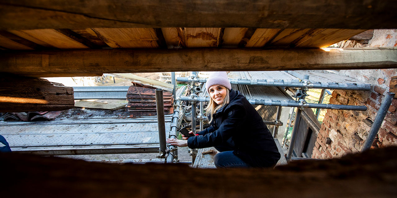 Alice Cerrano su ponteggio in cantiere